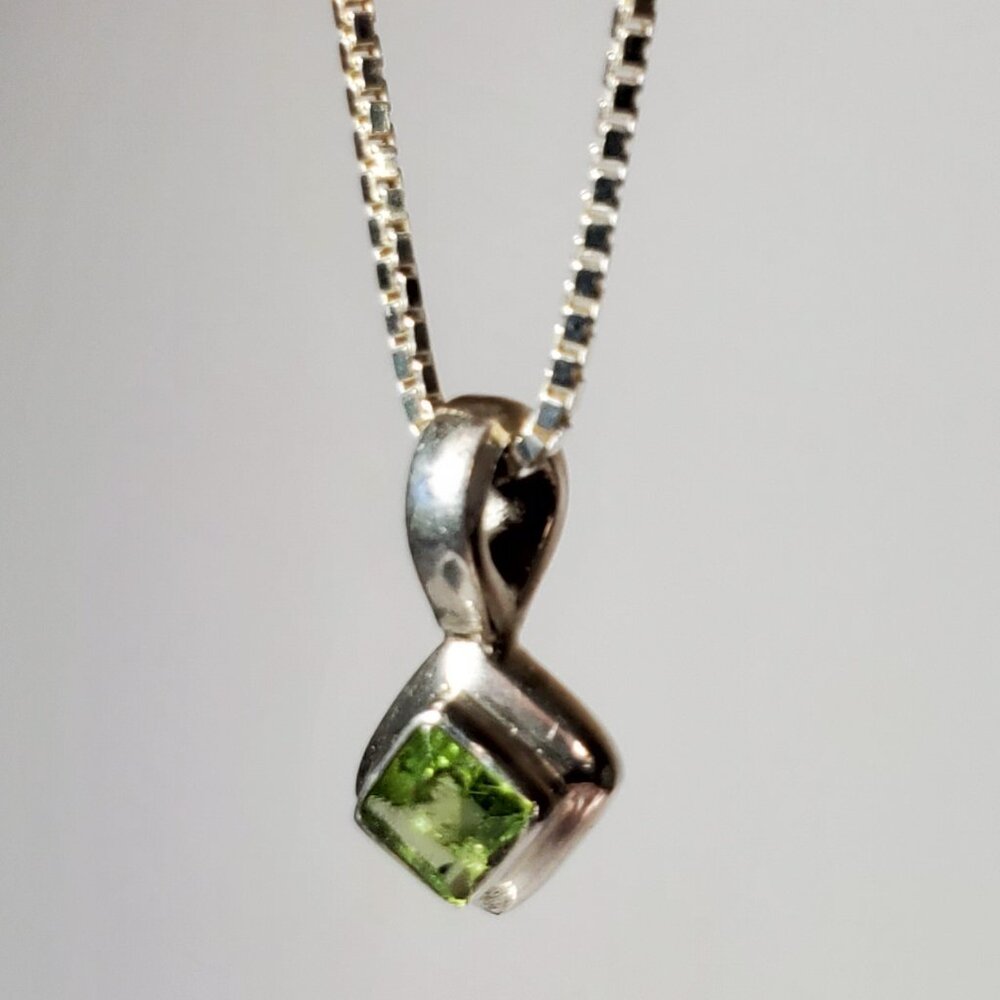Sterling Silver 925 Green Stone Pendant Necklace 18”